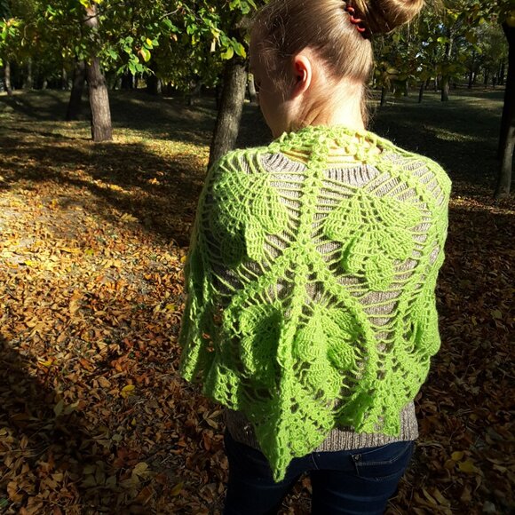 Handmade Crochet Green Shawl Wrap Leaf Pattern - Picture 3 of 4